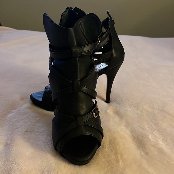 Black high heels - Picture 2 of 5